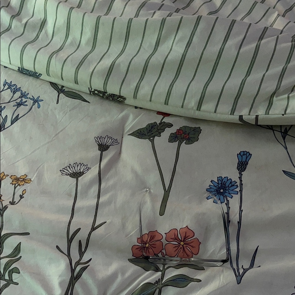 SLEEPBELLA KING SIZE FLORAL ON WHITE MICROFIBER UBERSOFT COMFORTER W/1 sham